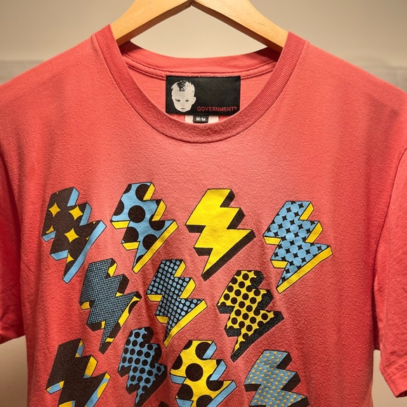 Government Tee with graphic lightning bolts; mens medium - Picture 4 of 4